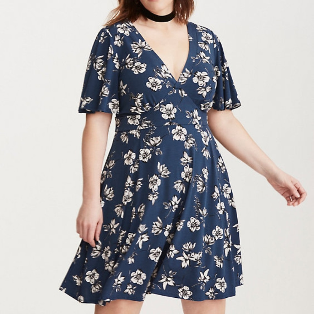 TORRID NAVY FLORAL V-NECK FLUTTER SLEEVE DRESS 1X